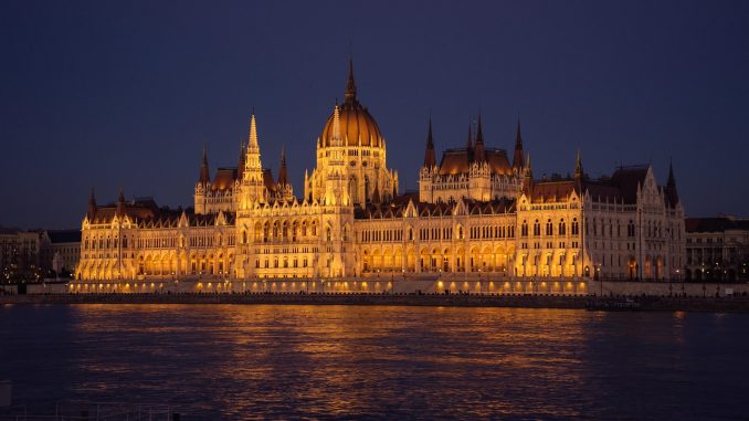 hungarian-parliament-building-6933621_1280